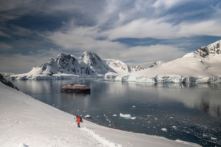 1__Antarctica DEC2021_MS Roald Amundsen_Photo Hurtigruten Expeditions_Oscar Farrera.jpg.jpg