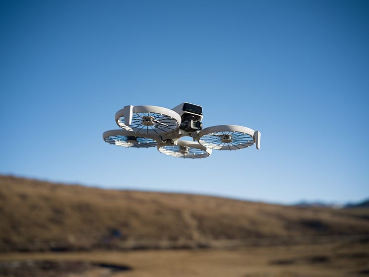 DJI FLIP_Close up_Road Cycling_01.jpg
