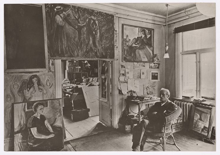 Photograph of Edvard Munch at his home Ekely in Oslo in 1943. Photo - Munchmuseet
