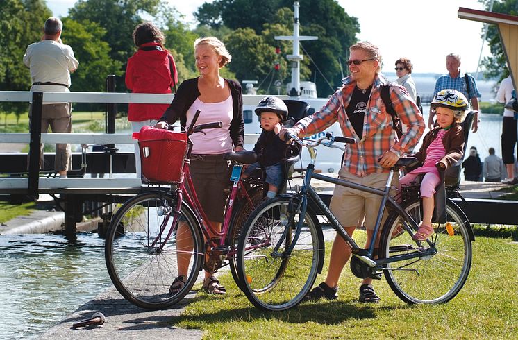 Pressbild - Göta kanal, familj med barn cyklar längs Göta kanal