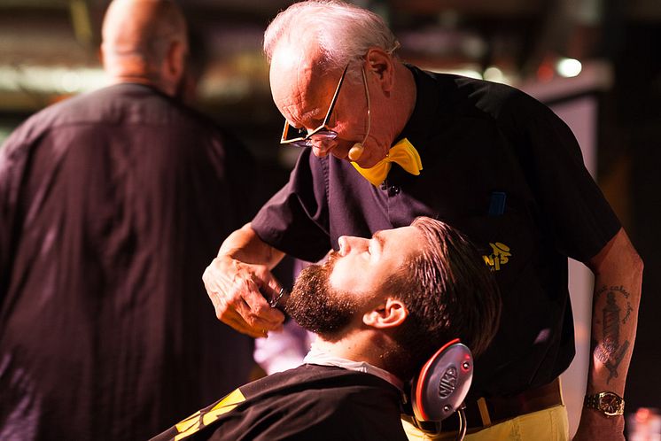 Dennis Liedberg från Dennis Barbershop, en av Sveriges äldsta barberare, visar skäggtrimning på World Beard Day.