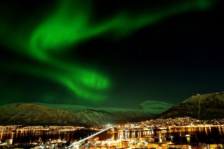 Northern Ligths over Tromsø - Photo - Yngve Olsen-Saebbe - www.nordnorge.com.jpg