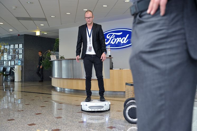 Álljon rá! Egy intelligens eszköz, ami elvisz oda, ahová az autók nem; ilyen megoldások szerepelnek a Ford dolgozóinak fejlett mobilitási találmányai közt