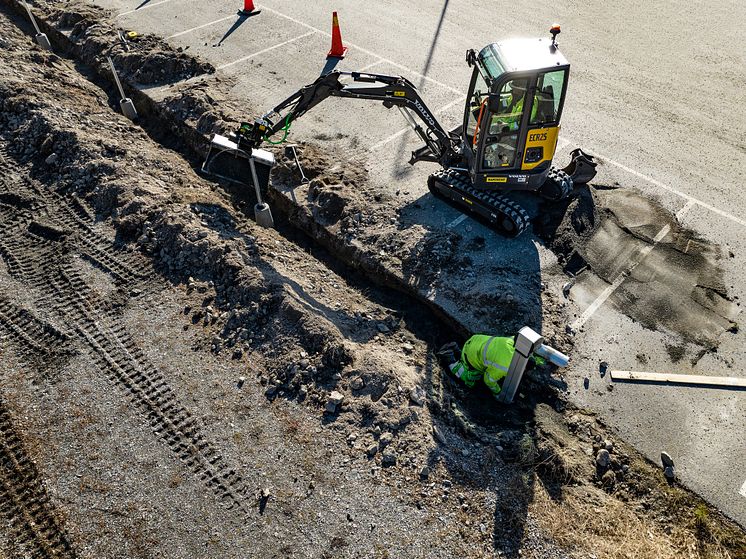 Volvo ECR25 Electric i arbete med att anlägga laddstolpar