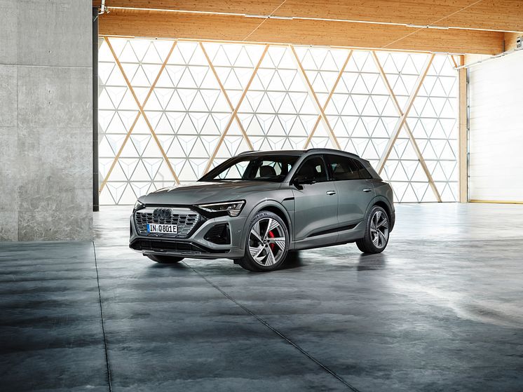 Audi Q8 e-tron (Chronosgrå)