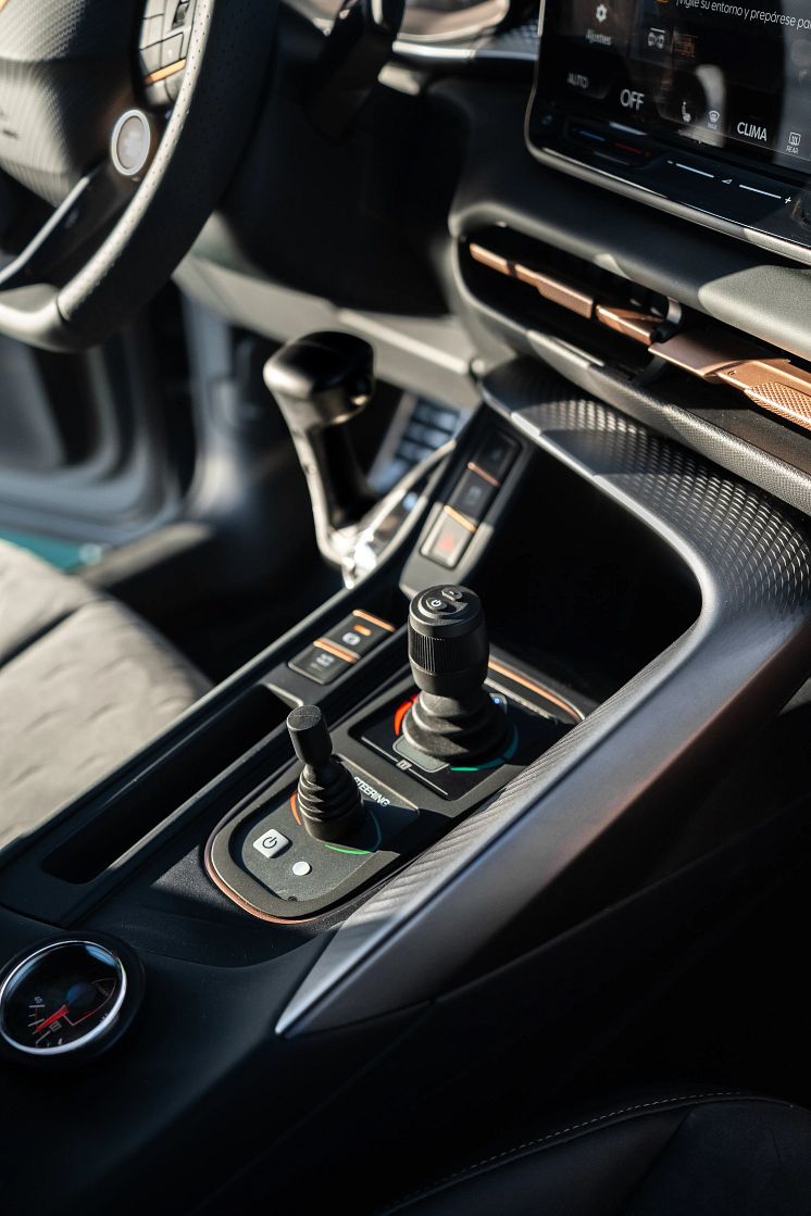 VETUS - VETUS joysticks in the driver's cockpit of the CUPRA Terramar America's Cup. Credit_CUPRA.jpg