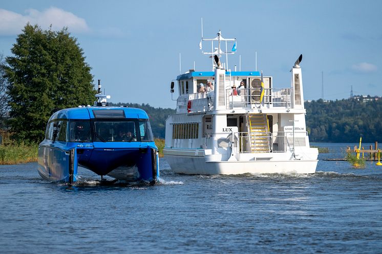 Candela P-12 next to the regular commuter vessel, the diesel-powered Lux.