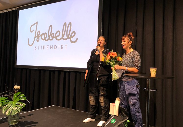 Mathilda Klinger Danielsson blev årets vinnare av Isabellestipendiet. Här tar hon emot priset på scen av initiativtagaren Isabelle McAllister (t.h.). 