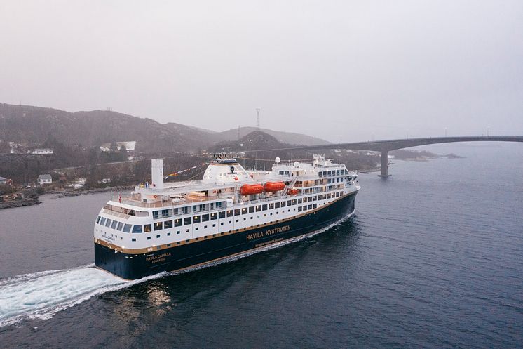 Havila Capella under the Herøy bridge 