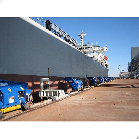 The 225m iron carrier Huang Shan Hai is successfully moored and held without ropes