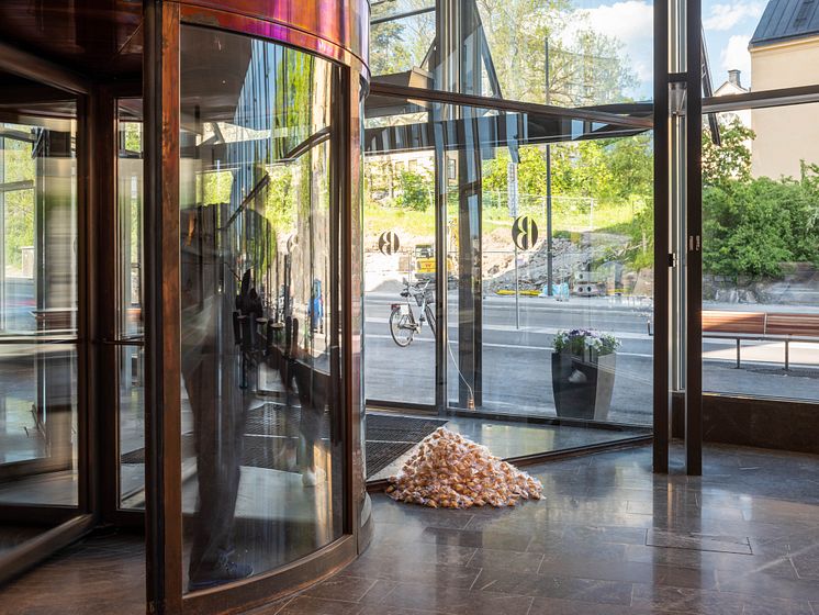 Félix González-Torres, Untitled (Fortune Cookie Corner), 1990. installation view