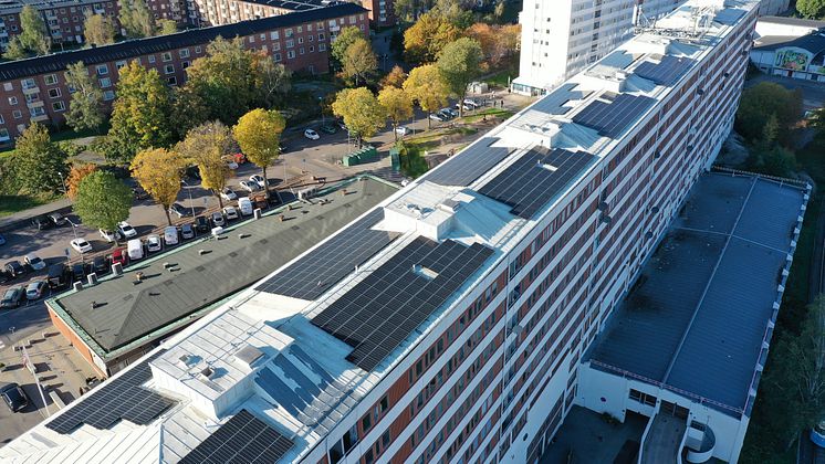 Bild - Solceller Friskvaderstorget tak Bostadsbolaget