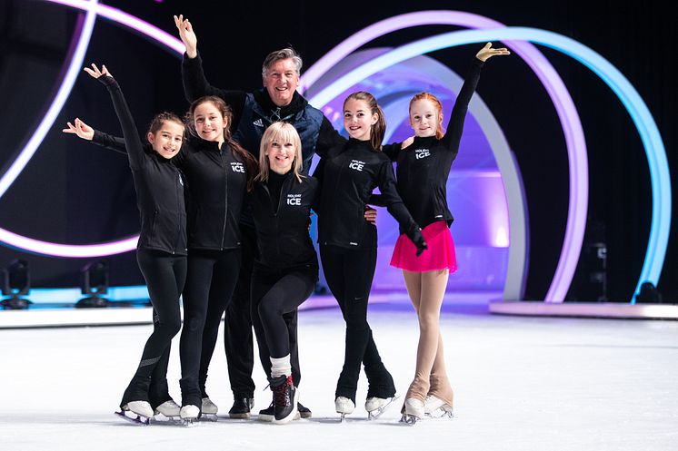 Die HOLIDAY ON ICE ACADEMY Nachwuchstalente mit Aljona Savchenko und Robin Cousins bei den Vorbereitungen auf Dancing on Ice