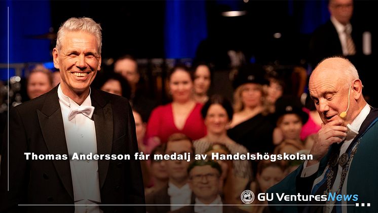 Tomas A får medlaj av Handelshögskolan