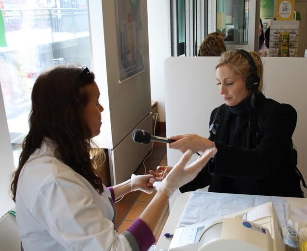 Lisa Friberg, reporter på P5 Radio Stockholm testar sitt blodsocker