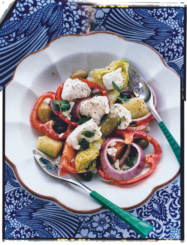 Grekisk sallad med kalamataoliver och gröna chalkidikioliver