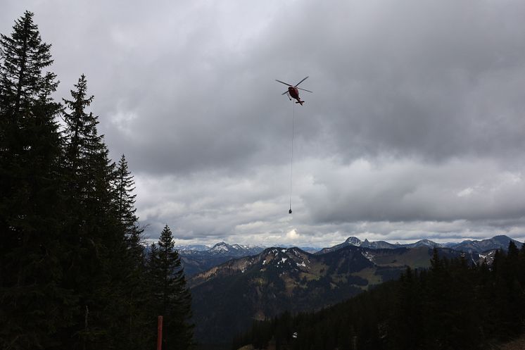 Transport von drei Transformatoren via Helikopter.
