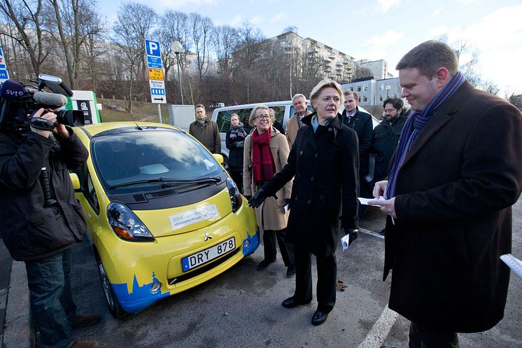 Invigning av snabbladdningssation, på bikden syns trafikborgarråd Ulla Hamilton (M), stadsmiljöborgarråd Per Ankersjö (C) och Birgitta Resvik, chef för samhälls kontakter på Fortum.