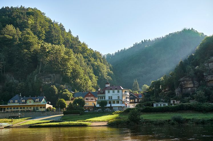 Bad Schandau_Schmilka_Elbe_mit_Blick_auf_das_Ufer