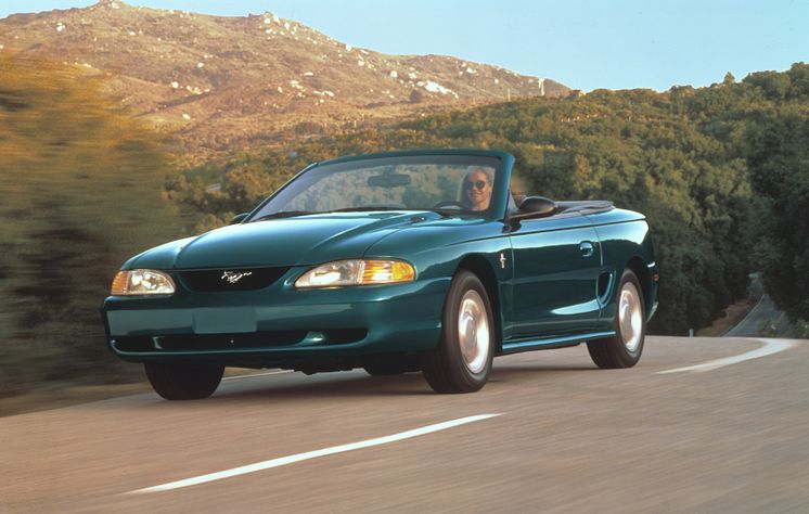 1995-Gen4_ford_mustang_convertible.jpg