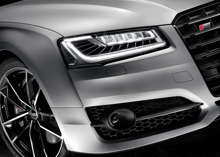 Audi S8 plus i Florett Silver matt closeup rigth headlight