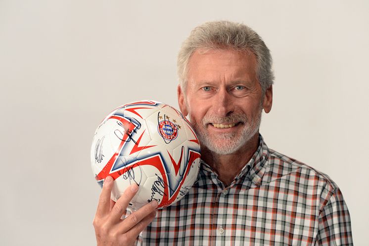 Paul Breitner versteigert FC Bayern Fußball für guten Zweck