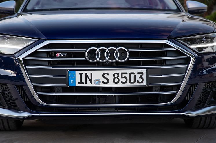 Audi S8 (Navarreblå metallak)