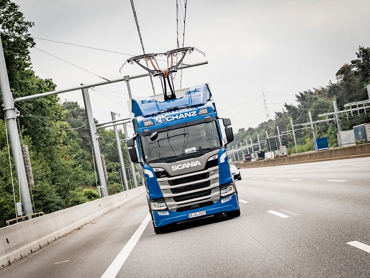 Scania R 450 Oberleitungs-Lkw auf der A5-Teststrecke bei Frankfurt