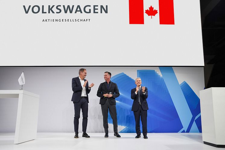 Från vänster- Oliver Blume, Koncernchef VW AG, Thomas Schmall, ledamot i koncernledningen med ansvar för teknik på VW AG; François-Philippe Champagne, Kanadas minister för innovation, vetenskap och industri.