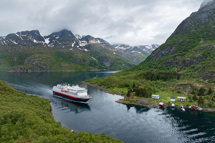 2024.06.13 - Otto Sverdrup, Svartsundet, drone - 03 - Espen Mills - Hurtigruten.jpg