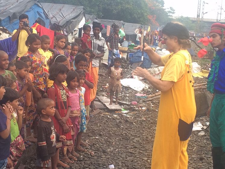 Suzanne Reuter i Indien med Clowner utan Gränser