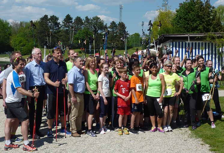 Olympia-Silbermedaillengewinner Peter Schlickenrieder (links) motivierte die Teilnehmer vor dem Start auf der Wegstrecke.