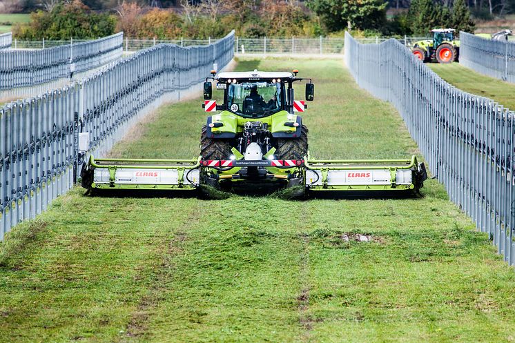 GPS gesteuerter Traktor bei der Mahd (Donaueschingen).jpg