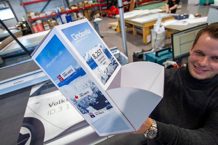 Jørgen Lysnes viser her frem en «sjokkselger» produsert i 120 eksemplarer for Cinderella, den er trykt på Arizona og skåret automatisk på Zünd-bordet.