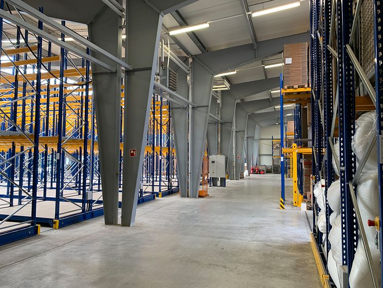 Das neue Verschieberegal (links) in der aeris Zweigniederlassung in Horgau verdoppelt die Lagerkapazitäten des Büromöbelspezialisten (Foto: aeris GmbH)