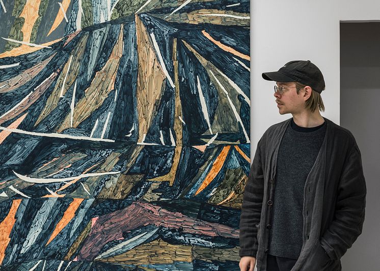 Fredrik Åkum, Beckers Konstnärssttipendium 2020, konsntären framför en av sina målningar