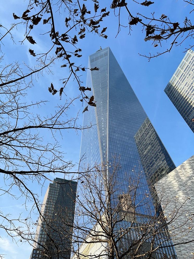 One World Trade Center maasta käsin taivasta kohti kuvattuna. 