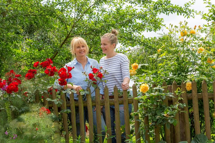 07_Women behind garden fence_Neudorff.jpg