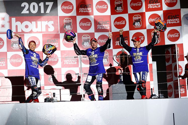 02_2017_鈴鹿8耐で3連覇を達成したYAMAHA FACTORY RACING TEAM