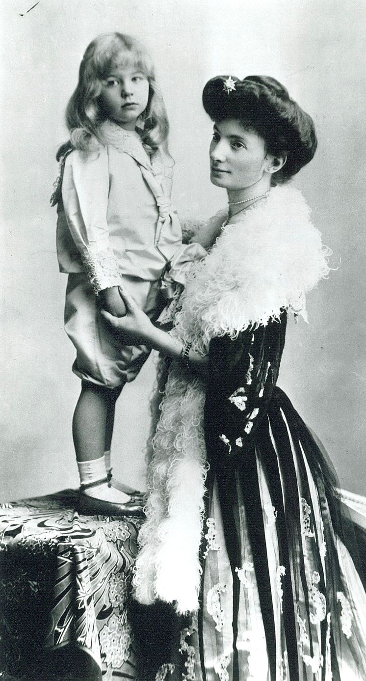 Grevinnan Blanche Bonde med sonen Thord och med en "diamantstjärna" i håret.