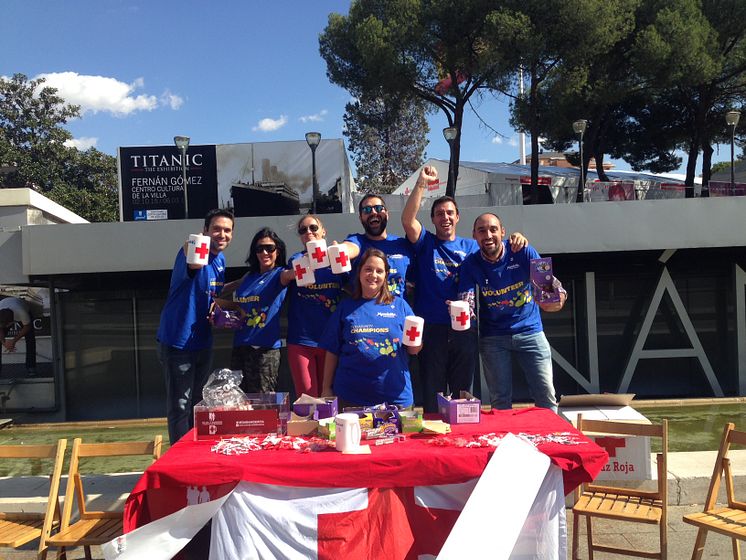 Voluntarios de Mondelez en el Día de la Banderita de Cruz Roja