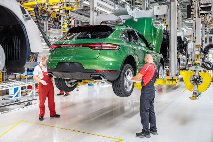Wheel assembly: the new Macan in the assembly line