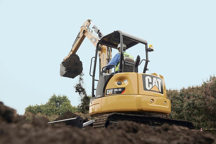 Cat 305.5E2 CR minigrävare - fylld skopa