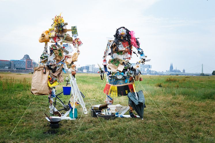 Müll-Skulpturen am Rhein anlässlich des Responsib’ALL Days 2018 von Pernod Ricard Deutschland