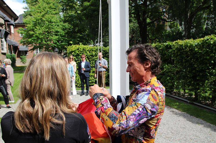 Petter Stordalen heiser Pride-flagget på Nordic Choice Hotels hovedkvarter på Frogner i Oslo 26. juni 2017. FOTO: Nordic Choice Hotels