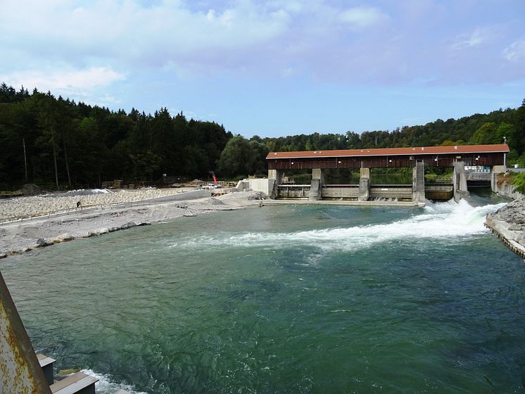 Die Restwasserkraftanlage Baierbrunn wird mit einer rauen Rampe und einem Raugerinnebeckenpass ausgestattet.