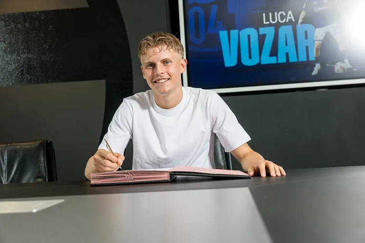 Luca Vozar bei seiner Vertragsunterschrift.