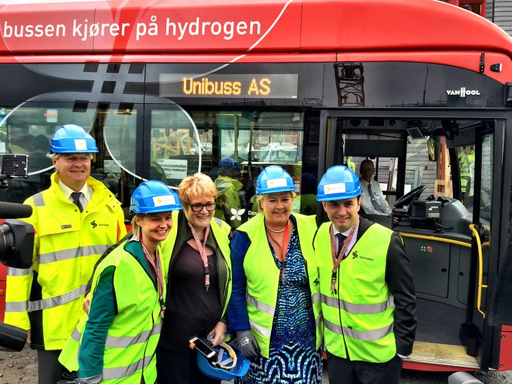 Cato Hellesjø, Guri Melby, Trine Skei Grande, Erna Solberg og Stian Berger Røsland foran hydrogenbuss