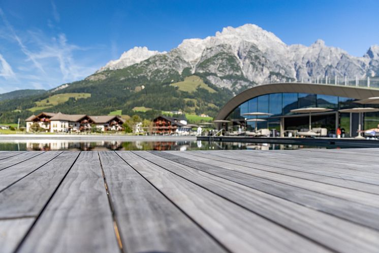 Wellness Terrasse mit Holz: „ATMOSPHERE by Krallerhof