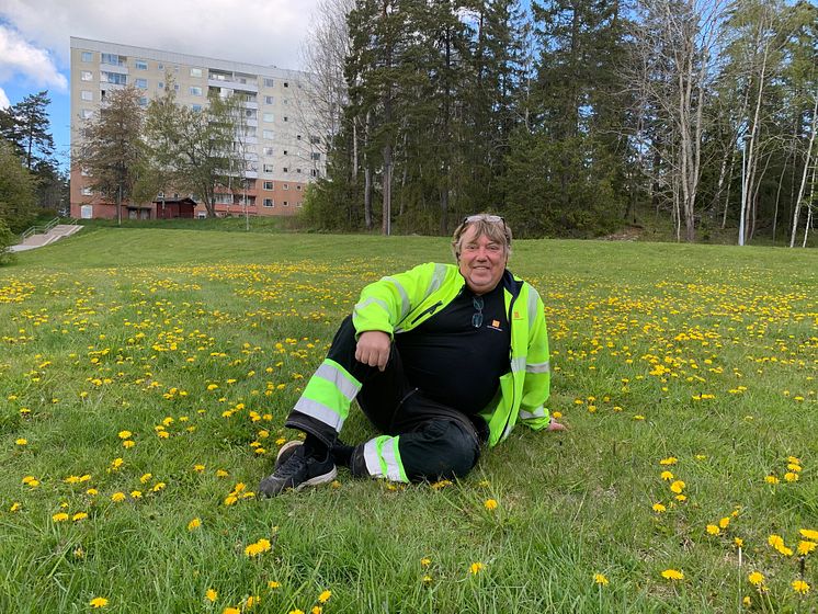 Dennis Cronlund, miljövärd Botkyrkabyggen. Foto Botkyrkabyggen